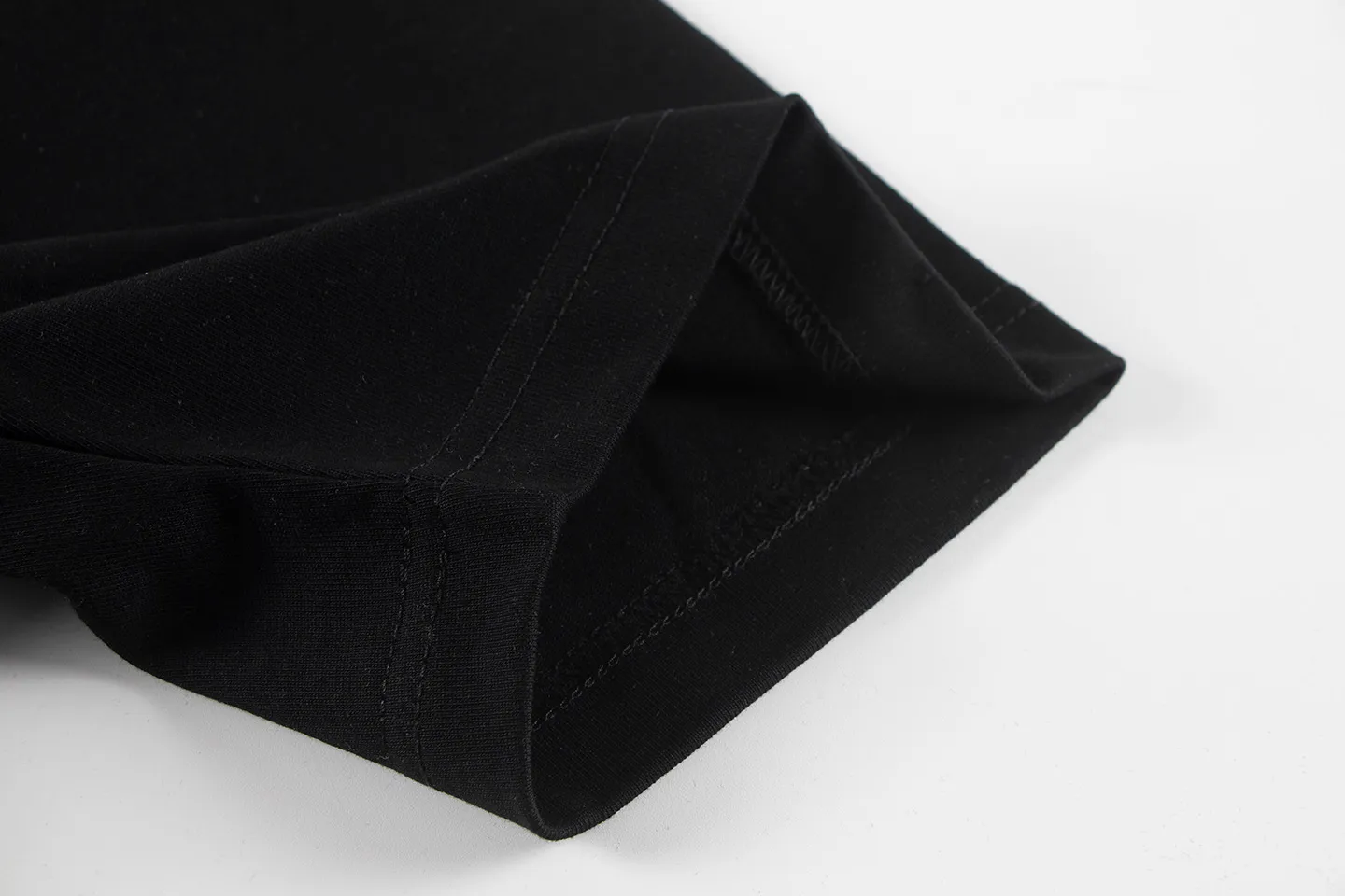 🅿️170 louis vuitto*2026 latest short-sleeved T-shirt patch embroidery Material: high version 300g double yarn combed cotton Size: S M L XL Color: black and white Style number: W2636